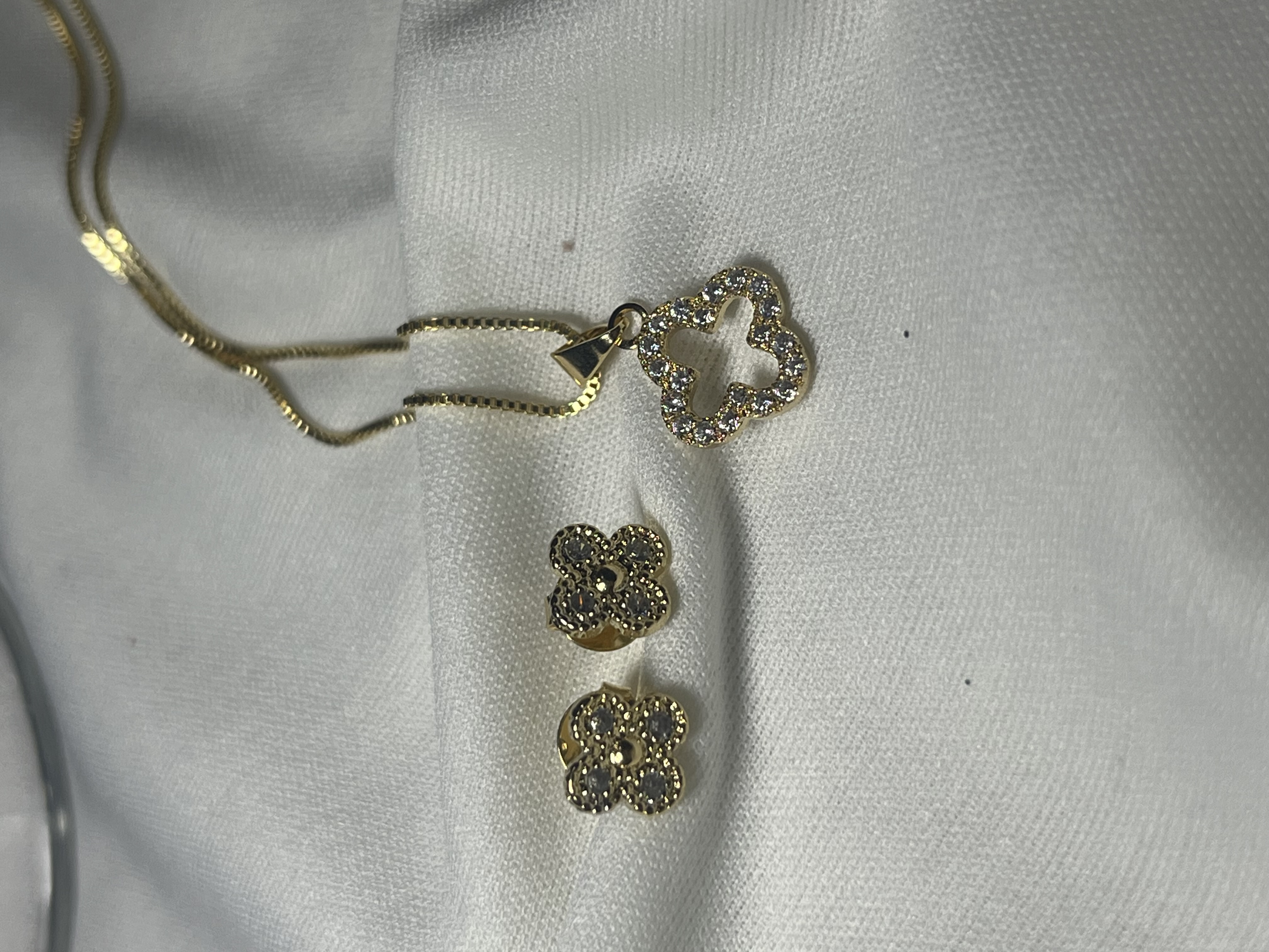 Conjunto Trevo Dourado